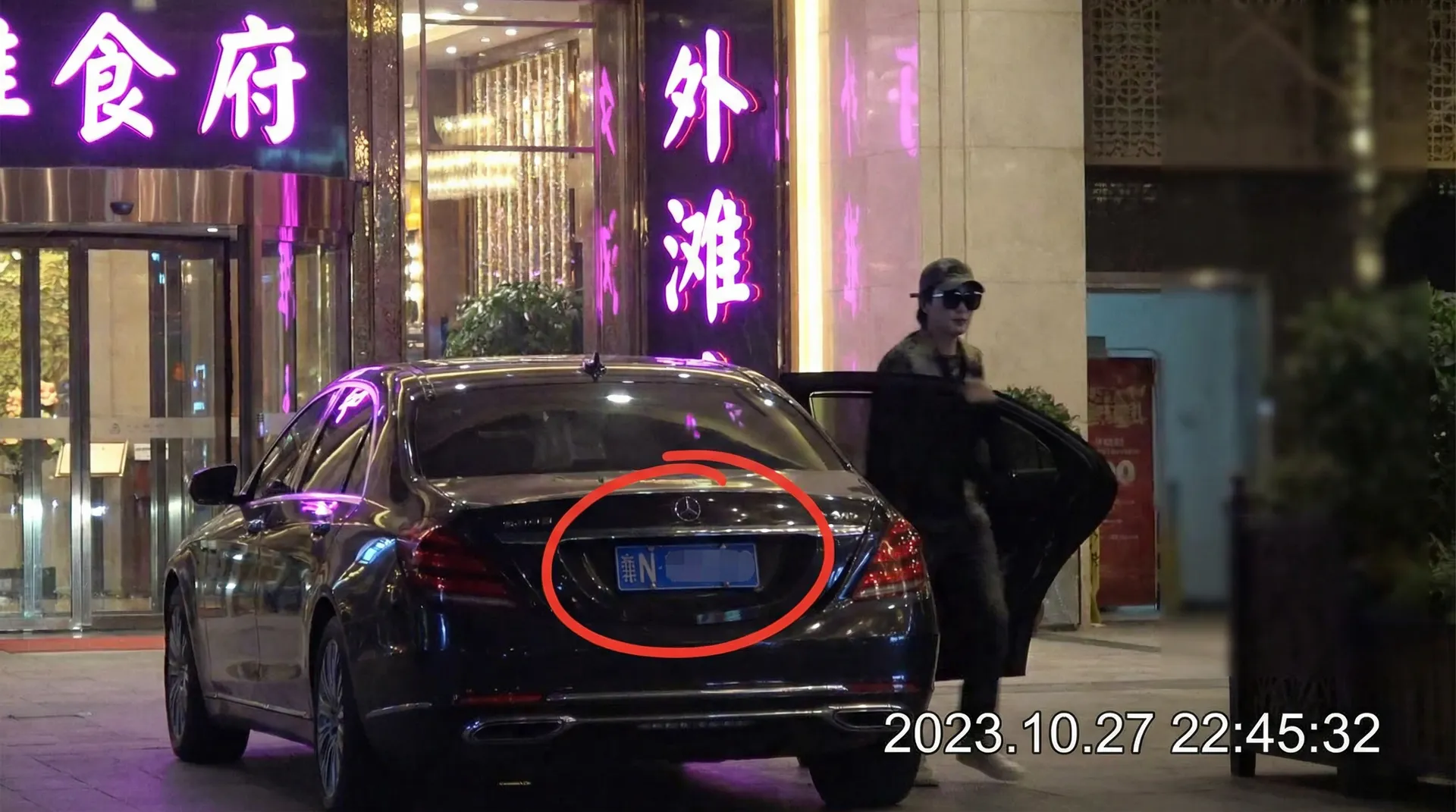 《小马拉大车》小马拉大车最新地址::热门小马拉大车视频大全 - 豪车餐厅外偷拍
